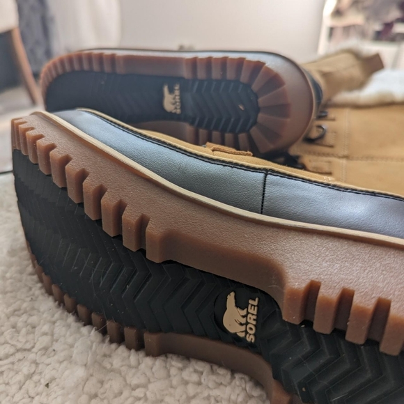 *Brand New* Sorel Lace Up Winter Boots in Tan/Canvas with White Fur Lining - Picture 2 of 3